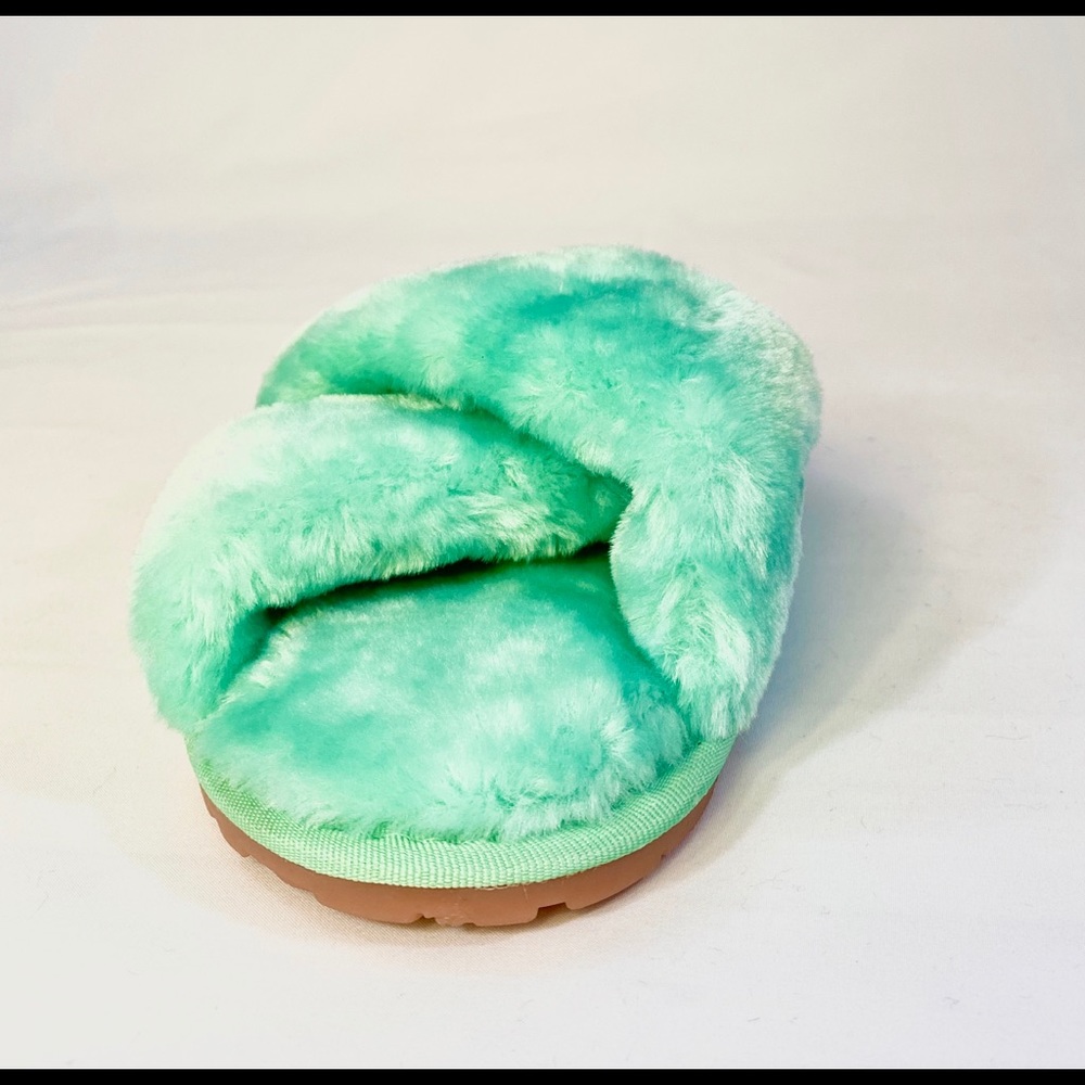 Women’s plush slippers in aqua green size 7-7.5US - Picture 2 of 3